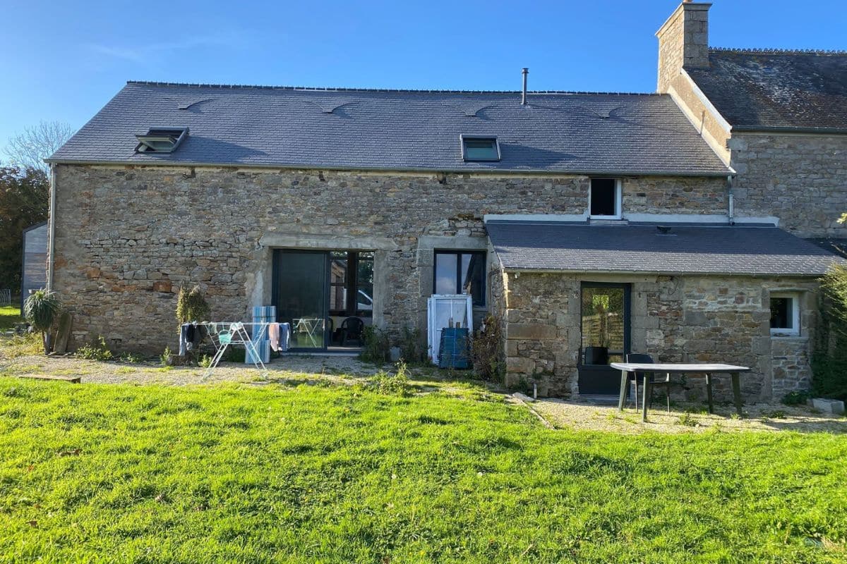 Vue extérieure de l'ancien atelier de menuisier avant transformation en habitation